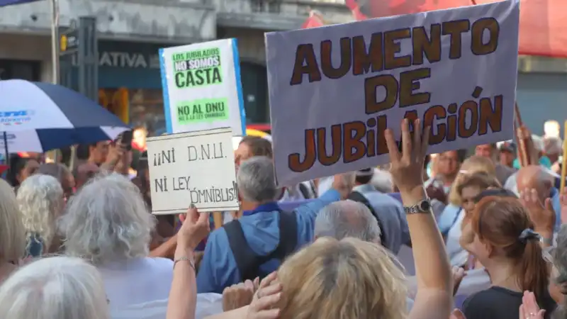 Jubilaciones ANSES: un informe advierte que deberían ser 21% más altas 1 La discusión previsional vuelve al centro de la agenda económica tras un informe que cuestiona la fórmula de actualización.
