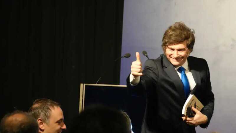 Milei defendió su plan económico y se volvió a diferenciar de Macri: “No hizo el ajuste fiscal” 3 Milei en La Rural: respaldo al plan económico, críticas al macrismo y proyección política hacia 2027.