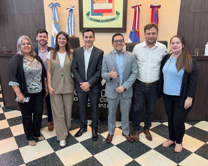 Velázquez junto a su equipo de trabajo.