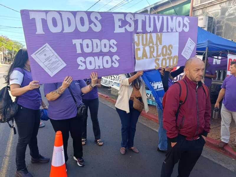 Mónica Gurina: “El gobierno intenta disciplinar y callar las voces de los trabajadores” 2 protesta docentes gurina - 1
