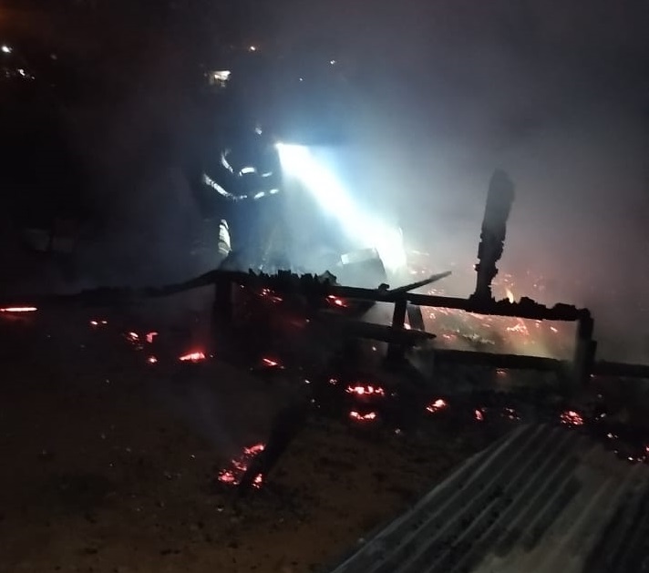 Bomberos controlaron incendios en un aserradero en Oberá y en una vivienda en Wanda 2 vivienda obera - 1