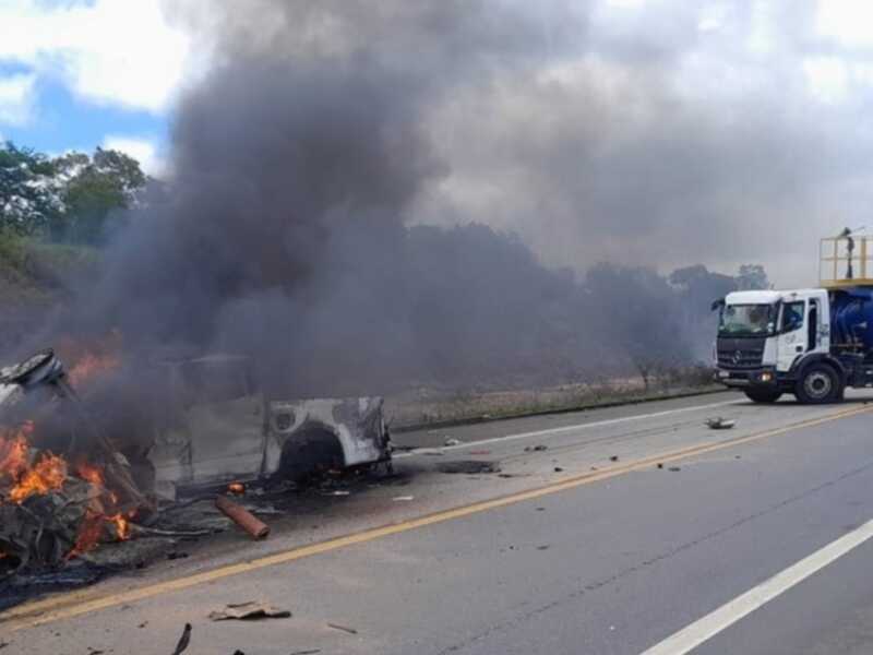 Choque frontal e incendio en Brasil terminó con 11 muertos en una ruta de Bahía 1 Choque