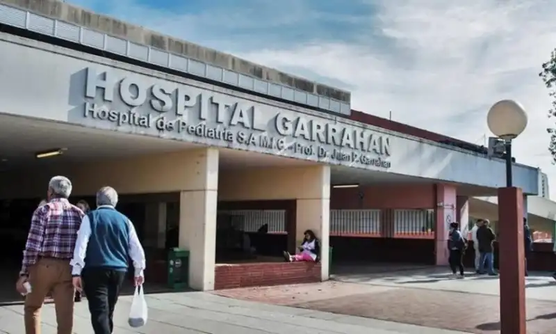 El Hospital Garrahan concretó un trasplante renal simultáneo histórico en hermanas gemelas 2 La inédita intervención permitió evitar tratamientos más complejos y mejorar el pronóstico de dos adolescentes que padecían una enfermedad renal hereditaria.