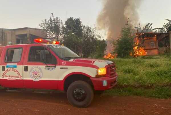 Incendio consumió por completo una vivienda en Puerto Esperanza 2 San Vicente incendio 2 e1765968656361 - 1