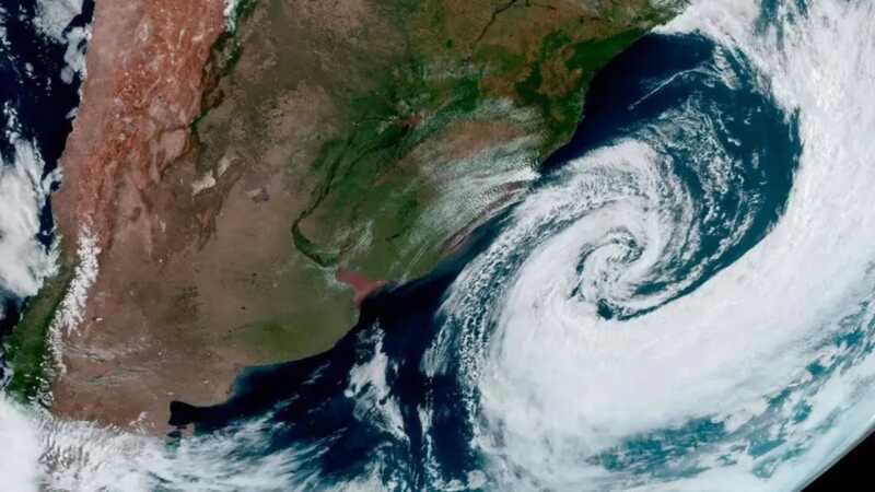 “É bravo demais”: lanzan alerta roja por un “excepcionalmente inusual” ciclón en Brasil 4 WhatsApp Image 2025 12 09 at 09.30.35 - 3