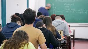 La crisis educativa también golpea a los docentes: salarios bajos, agotamiento y sobrecarga laboral.