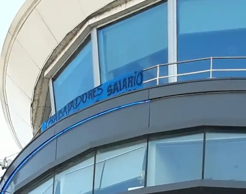 El paro de controladores aéreos comenzó a las 8 y ya genera demoras, reprogramaciones y cancelaciones en aeropuertos de todo el país.
