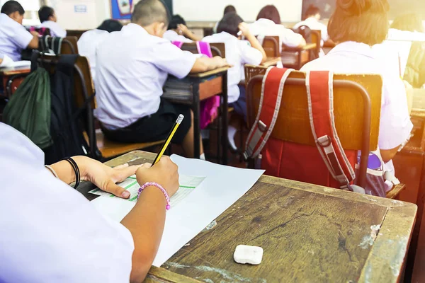 El gremio docente alertó que la reforma profundiza desigualdades y elimina normas educativas clave.
