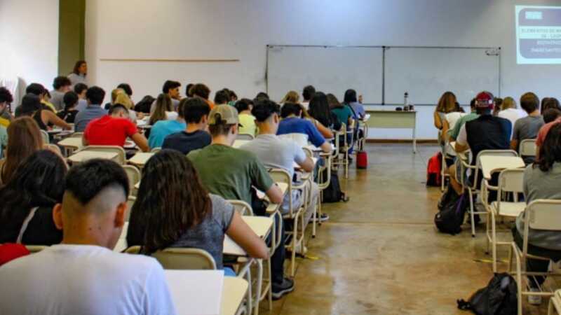 Ausentismo escolar en alza: uno de cada dos alumnos falta más de 15 días estudiantes universitarios alquileres - 1