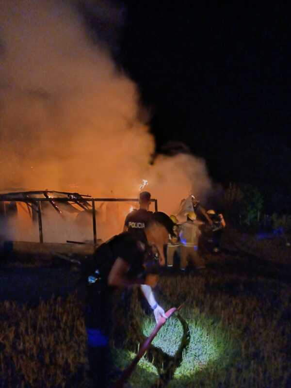 Efectivos policiales y personal interviniente trabajaron en el lugar para controlar el incendio.