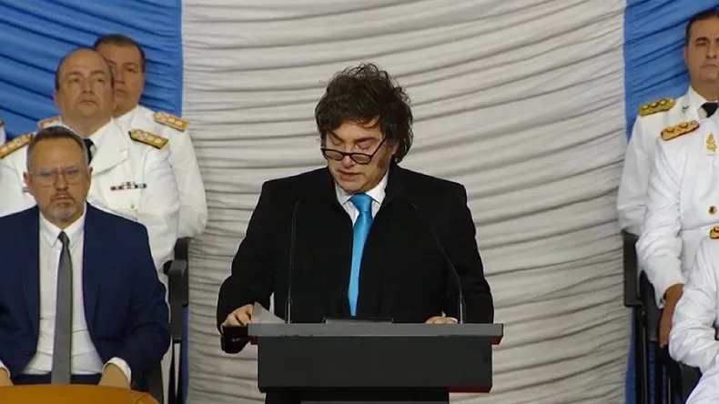 Milei desembarca en Tucumán para el Foro Económico del NOA 1 Milei aterriza en Tucumán con eje en la desregulación y la competitividad de las economías regionales.