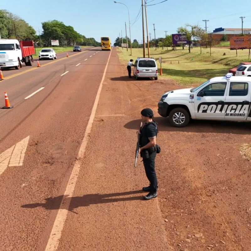Siniestro vial en Alem: un auto chocó contra un camión cisterna estacionado 2 Violento choque en Alem: un auto terminó incrustado contra un camión cisterna