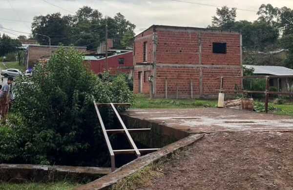 Adulto mayor cayó de un árbol al arroyo en Alem y sufrió graves fracturas 2 policia de misiones alem arbol 1 e1765880374264 - 1