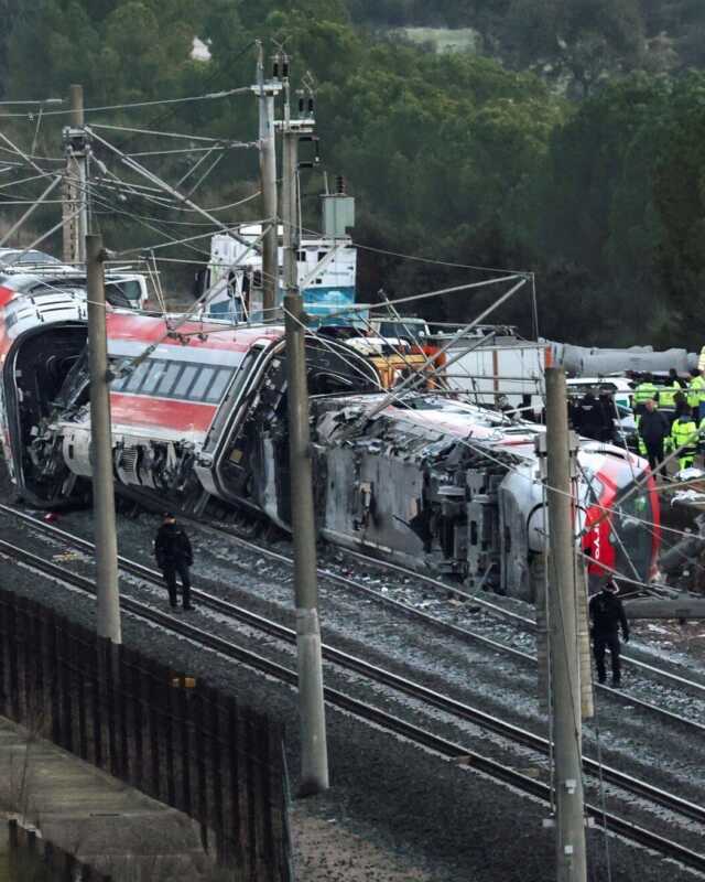 Conmoción en España: accidente ferroviario deja 40 víctimas fatales y un centenar de heridos 5 G BU0muXAAA0D1T - 4