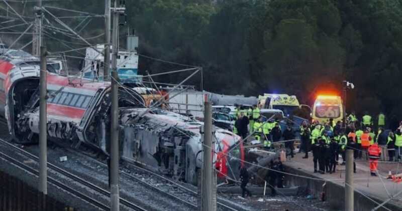 Tragedia en Adamuz: choque de trenes dejó 45 muertos y conmociona a España G GIp43WwAALQYu - 1