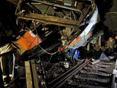 Descarriló un tren en Barcelona: murió el maquinista y hay al menos 20 heridos G I1rXTWUAEUZBw - 2