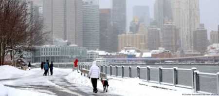 Nueva York activa el máximo nivel de emergencia por una histórica tormenta de nieve G coltoX0AAvPj8 - 3
