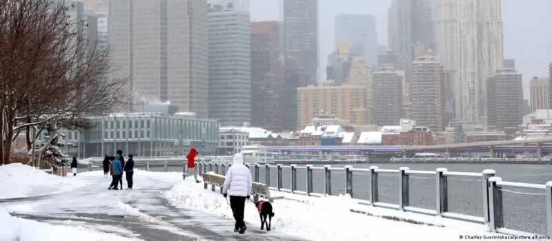 Nueva York activa el máximo nivel de emergencia por una histórica tormenta de nieve G coltoX0AAvPj8 - 1
