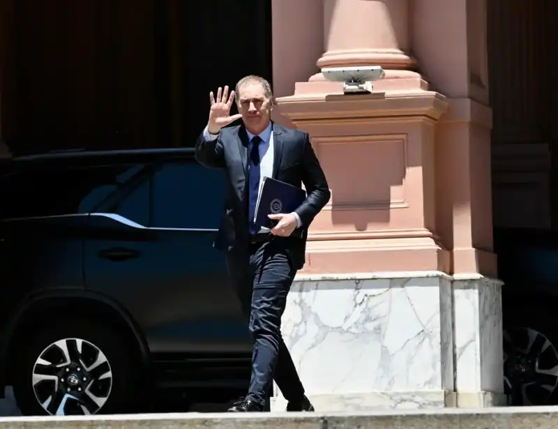La jefa del bloque de La Libertad Avanza inició negociaciones con otros espacios del Senado en un escenario de fuerte debate por la reforma laboral.