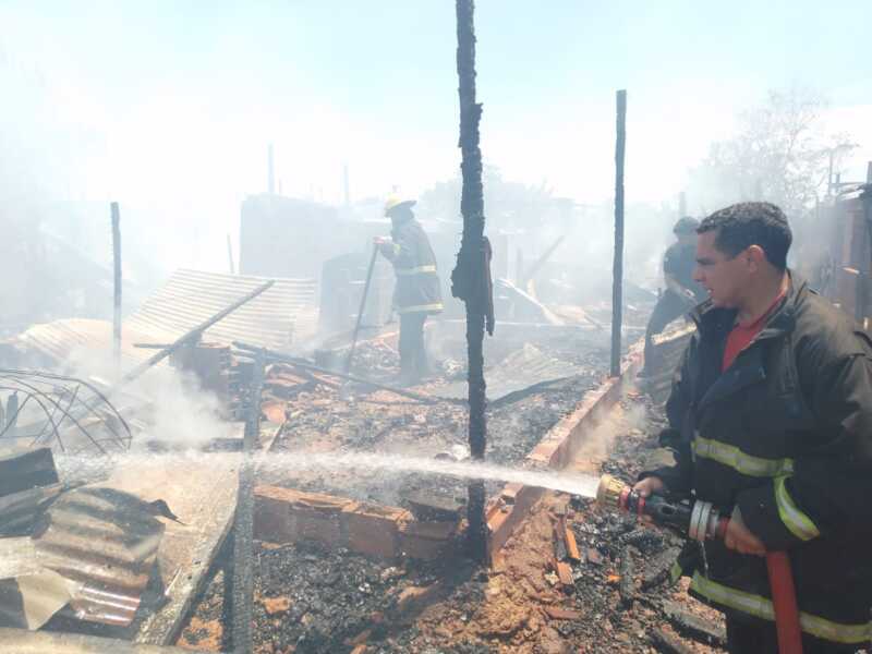 Incendio en Posadas: vecinos perdieron todo y lanzan colecta solidaria 1 Lanzan colecta solidaria tras el voraz incendio que arrasó con varias viviendas en Posadas