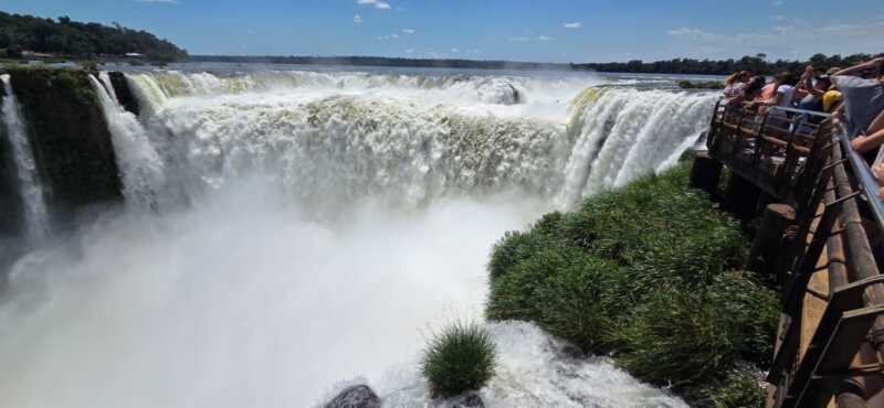 Carnavales en Misiones 2026: Scherer confirmó el calendario y anunció el lanzamiento provincial 12 iguazu cataratas