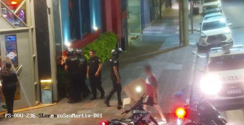 Intervención policial. El seguimiento en tiempo real del CIO 911 y el despliegue del GAP permitieron detener al agresor en pleno microcentro de Posadas.