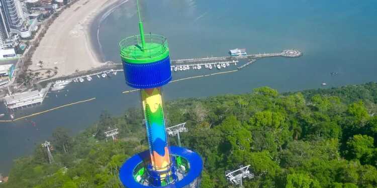 Atracción inaugurada hace tres meses falló y dejó turistas atrapados en Balneário Camboriú 3 Incidente en parque turístico de Camboriú: turistas evacuados desde una torre de 59 metros