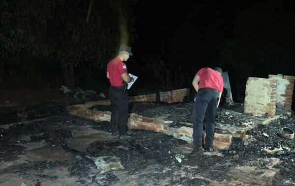 Incendio fatal en Guaraní: un joven murió calcinado y detuvieron a un sospechoso 1 La vivienda quedó completamente destruida tras el incendio ocurrido en Colonia Yapeyú.