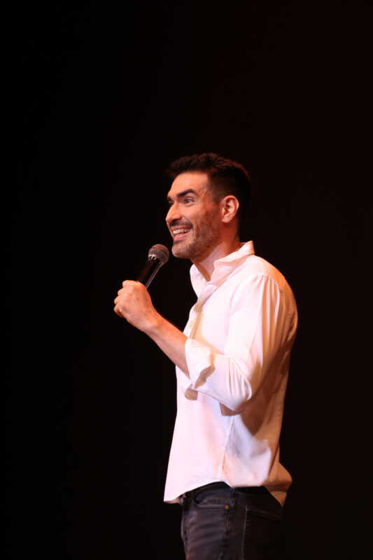 Juanse Buzó vuelve a Posadas con su nuevo unipersonal "Es todo un tema" en el Mandové 1 juanse buzó vuelve a posadas