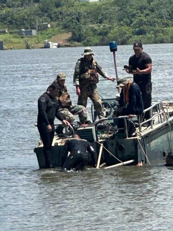 Hallaron a un ex efectivo federal muerto dentro de un auto caído al río Paraná 2 muerto - 1