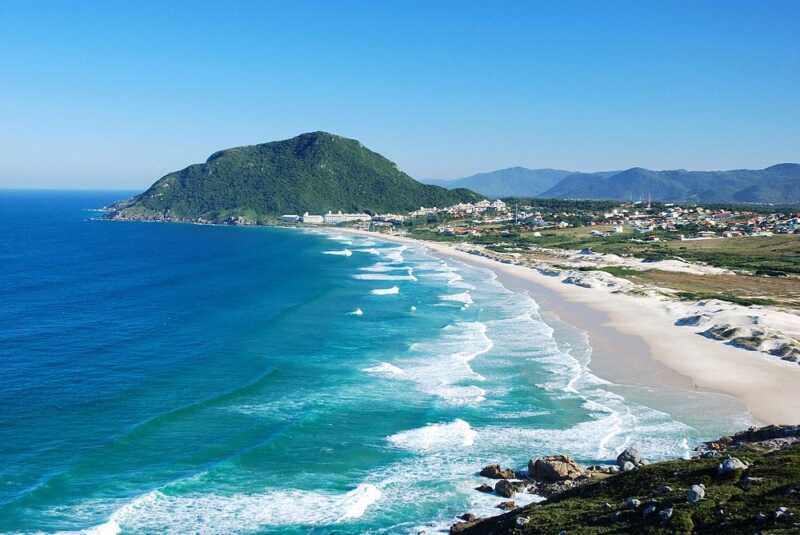 Autoridades ambientales recomiendan evitar el ingreso al mar en zonas con riesgo sanitario durante la temporada turística.