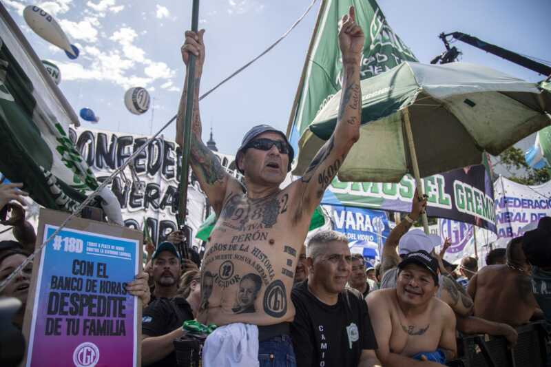 El debate por la reforma laboral avanza en el Senado y amenaza con trasladarse a las calles.