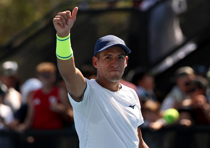 Indian Wells: Báez debutó con triunfo y cuatro argentinos siguen en competencia 2 Sebastián Báez debutó con triunfo en Indian Wells. Etcheverry y Ugo Carabelli juegan la segunda ronda, mientras que los hermanos Cerúndolo también siguen en carrera.