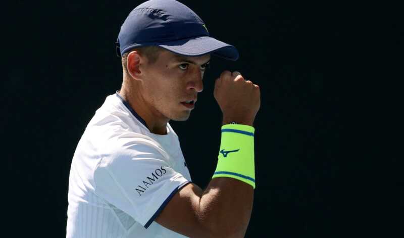 Indian Wells: Báez debutó con triunfo y cuatro argentinos siguen en competencia 1 Sebastián Báez debutó con triunfo en Indian Wells. Etcheverry y Ugo Carabelli juegan la segunda ronda, mientras que los hermanos Cerúndolo también siguen en carrera.