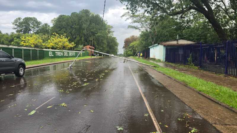 Minutos de tormenta y lluvias causaron destrozos y voladuras de techo en Posadas 2 tormenta posadas