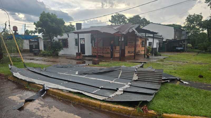 Minutos de tormenta y lluvias causaron destrozos y voladuras de techo en Posadas tormenta en Posadas