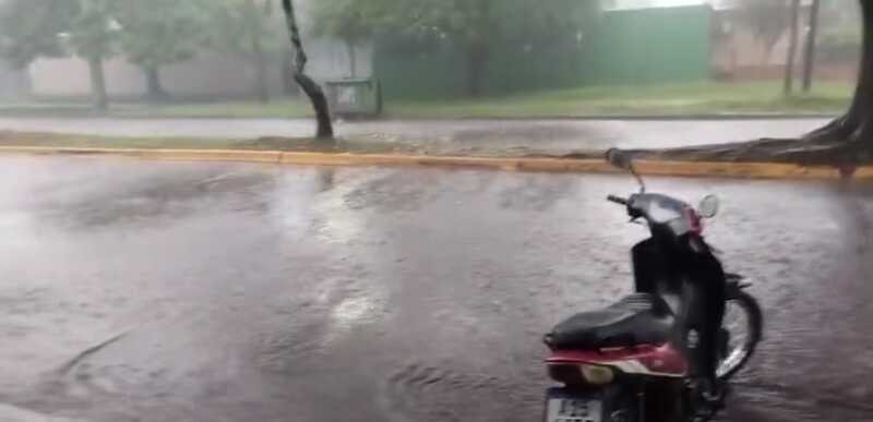 Minutos de tormenta y lluvias causaron destrozos y voladuras de techo en Posadas 3 tormentas en posadas