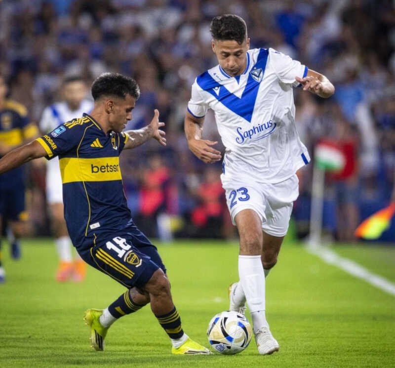 Torneo Apertura: Vélez venció 2-1 a Boca en Liniers 1 Vélez venció 2-1 a Boca en Liniers por la cuarta fecha del Torneo Apertura. Matías Pellegrini fue la figura con un doblete y el Xeneize descontó sobre el final.