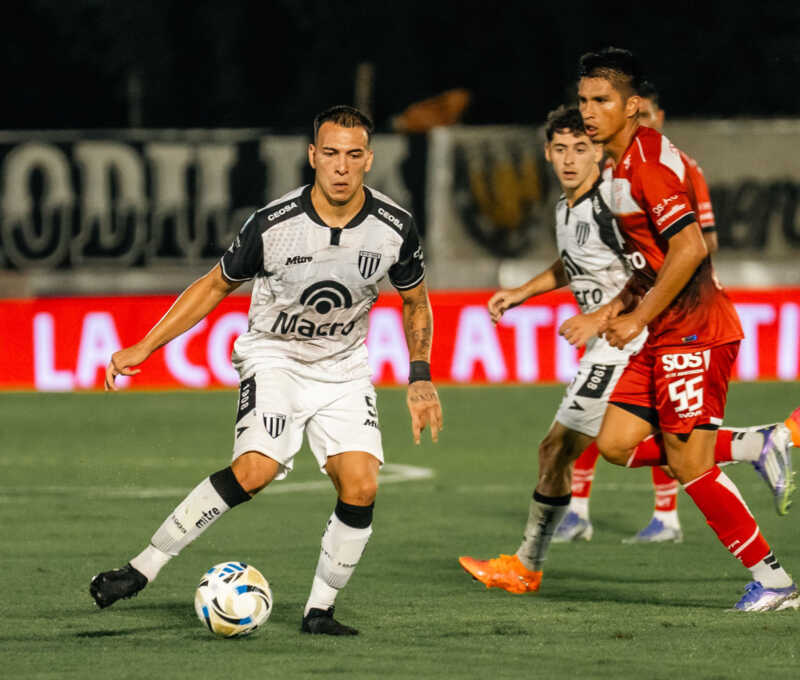 Torneo Apertura: Triunfo de Huracán en el clásico y hoy cierra la fecha 4 6 Sarmiento, Independiente y Huracán ganaron en la jornada del sábado por la fecha 4 del Torneo Apertura. hoy lunes 9 de febrero cierra la fecha 4.