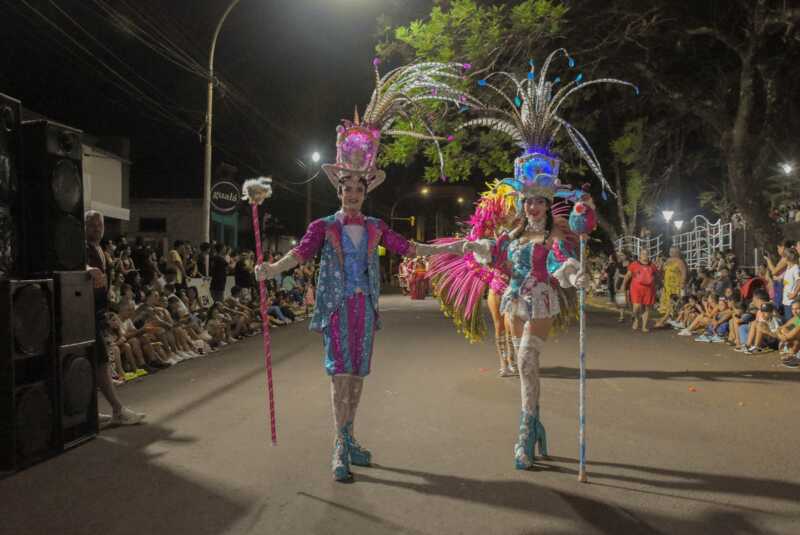 Alem vive el carnaval: todo listo para una nueva edición del Alem Corsos Show 6 Leandro N. Alem se prepara para el Alem Corsos Show este domingo 15. Cuatro comparsas de Misiones llenarán de ritmo y color la avenida San Martín.