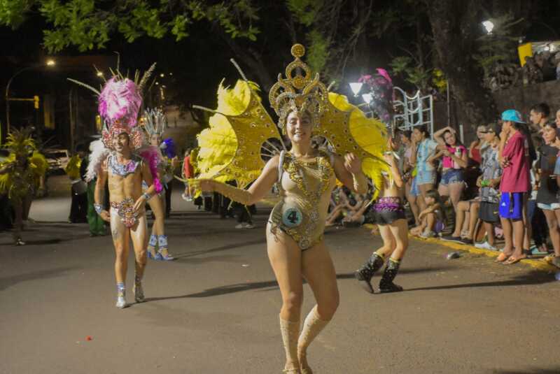 Alem vive el carnaval: todo listo para una nueva edición del Alem Corsos Show 5 Leandro N. Alem se prepara para el Alem Corsos Show este domingo 15. Cuatro comparsas de Misiones llenarán de ritmo y color la avenida San Martín.