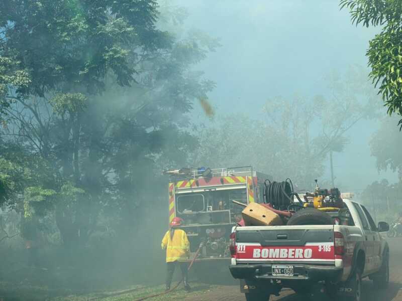 Bomberos sofocaron un incendio de malezas en Posadas Bomberos