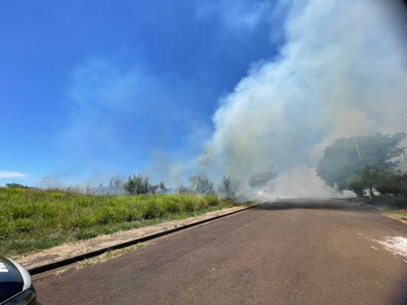 Bomberos sofocaron un incendio de malezas en Posadas 2 Bomberos
