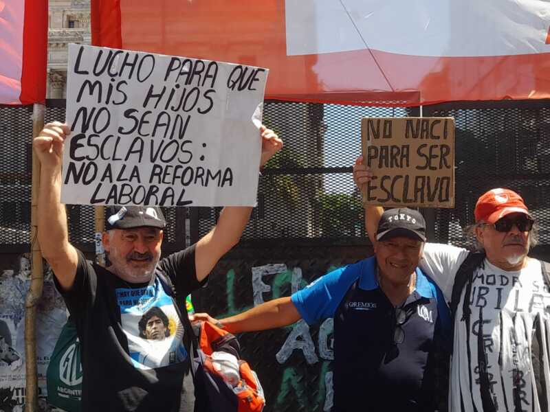 Reforma laboral en el Congreso: tensión, incidentes y enfrentamientos durante la protesta frente al Senado 4 HA5XuXIbUAAWNBf - 3