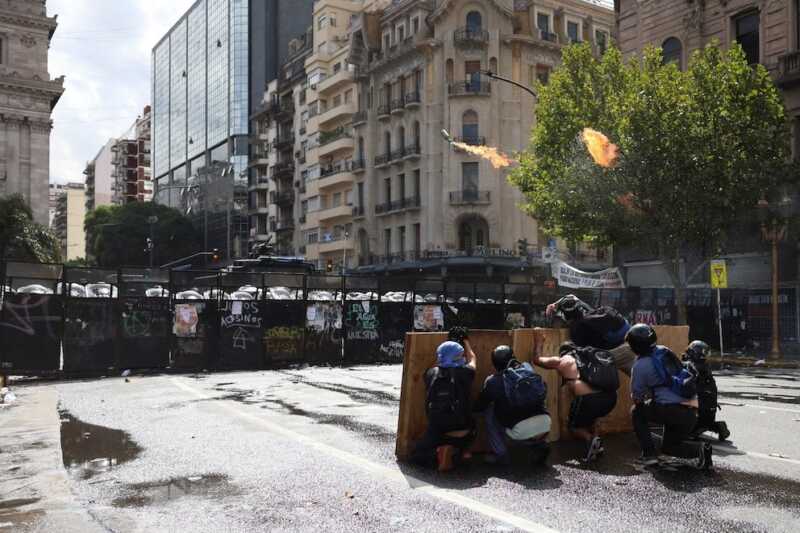 Reforma laboral en el Congreso: tensión, incidentes y enfrentamientos durante la protesta frente al Senado HA5n4nIbsAEdkaJ - 1