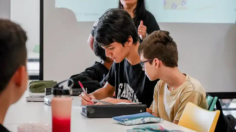 “El salario docente en Misiones supera el piso nacional”, afirmó Aranda 2 La Provincia asegura que todos los programas de alfabetización, conectividad y educación técnica continuarán activos durante 2026.