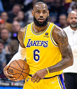 NBA All-Star 2026: así quedaron conformados los equipos y el nuevo formato USA vs Team World 4 El NBA All-Star Game 2026 estrenará un nuevo formato con tres equipos: USA Stars, USA Stripes y Team World. LeBron, Curry, Jokic y Doncic serán las grandes figuras del evento en el Intuit Dome.