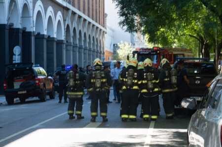 Ataque con explosivo en edificio de Gendarmería: evacuaron la sede y hay tres heridos RX4MAGAPPNGM7KWRSITRRXZAYY - 2