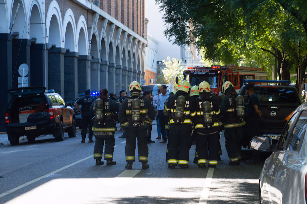 Ataque con explosivo en edificio de Gendarmería: evacuaron la sede y hay tres heridos RX4MAGAPPNGM7KWRSITRRXZAYY - 3