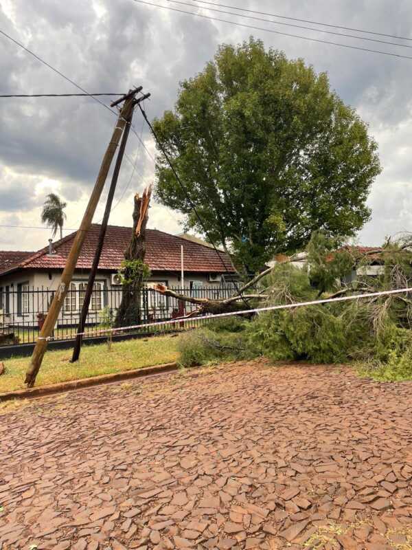 Temporal con granizo y fuertes vientos causó graves daños en Jardín América 3 WhatsApp Image 2026 02 12 at 18.40.45 - 2
